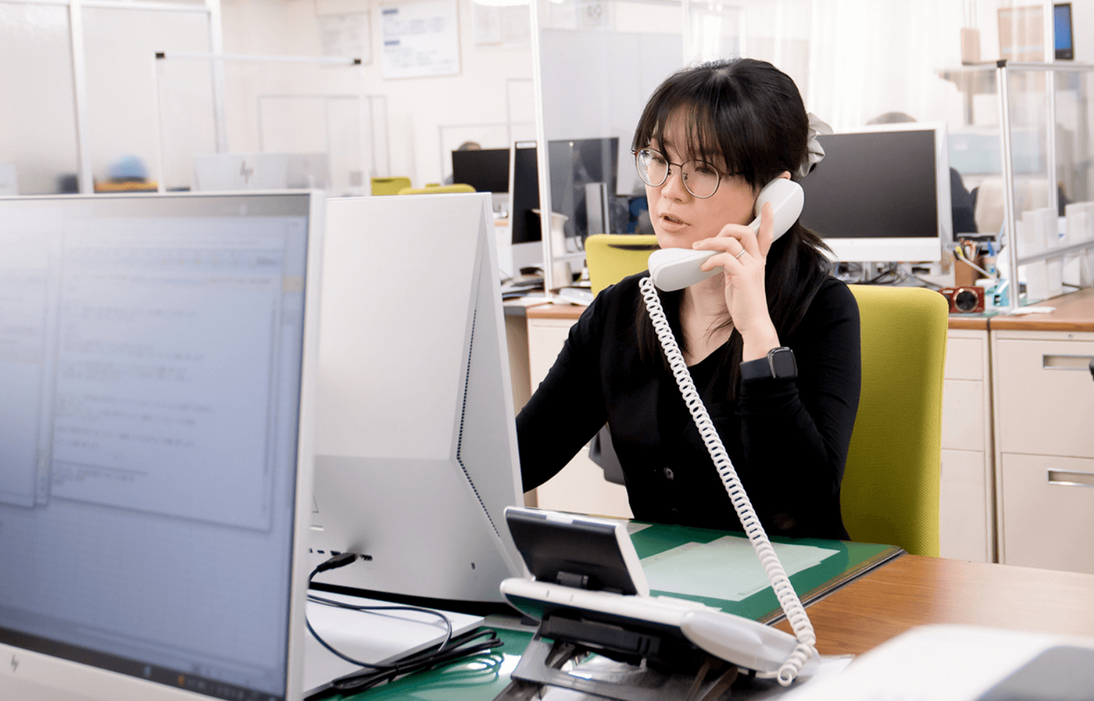 電話する女性社員の写真