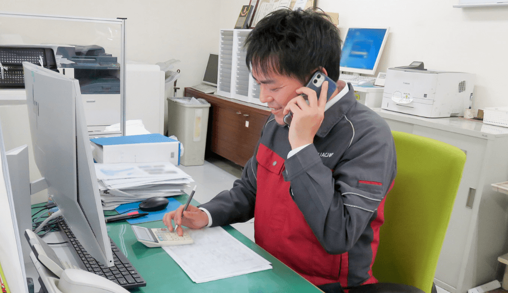 確認する男性社員