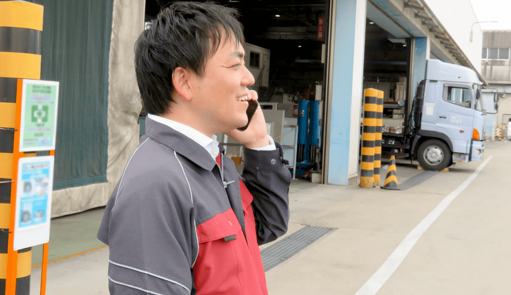 電話をする男性写真