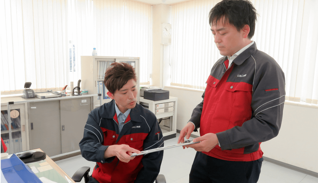 確認する男性社員