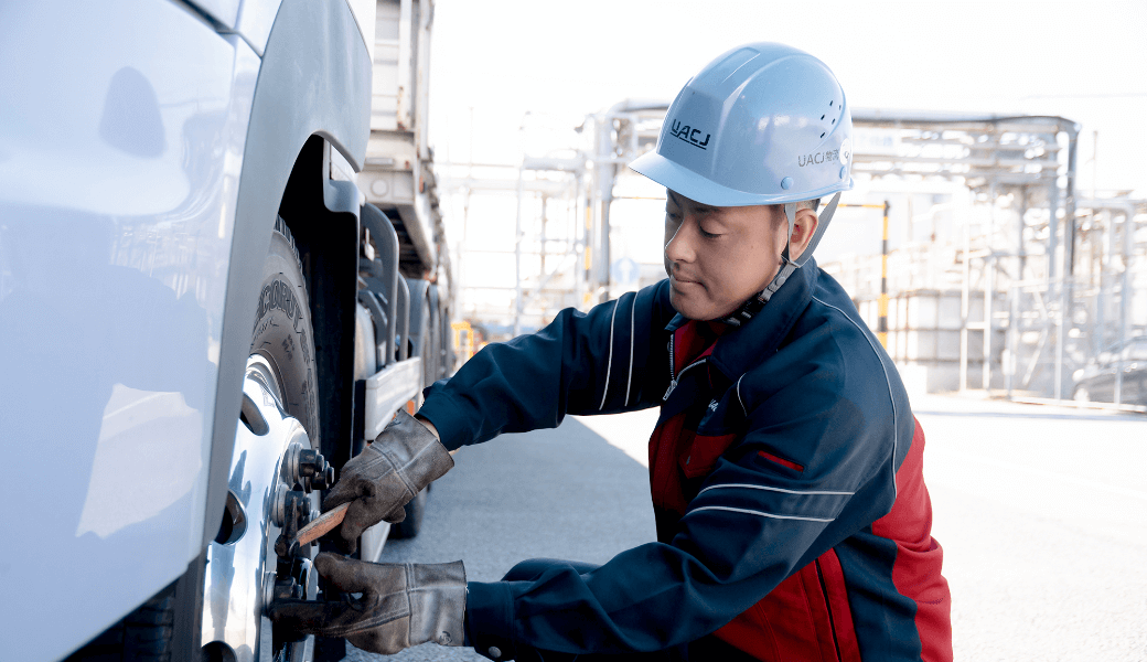 点検する男性社員