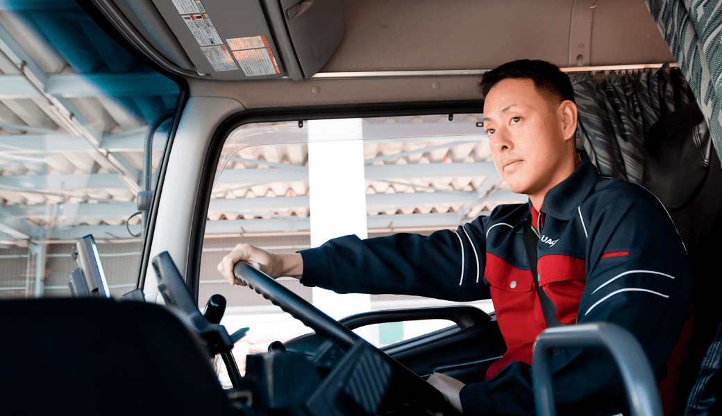 運転する男性社員