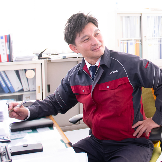 スーツを着た男性社員