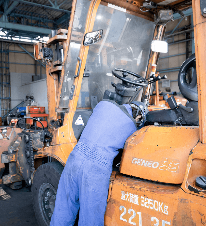 整備する男性社員
