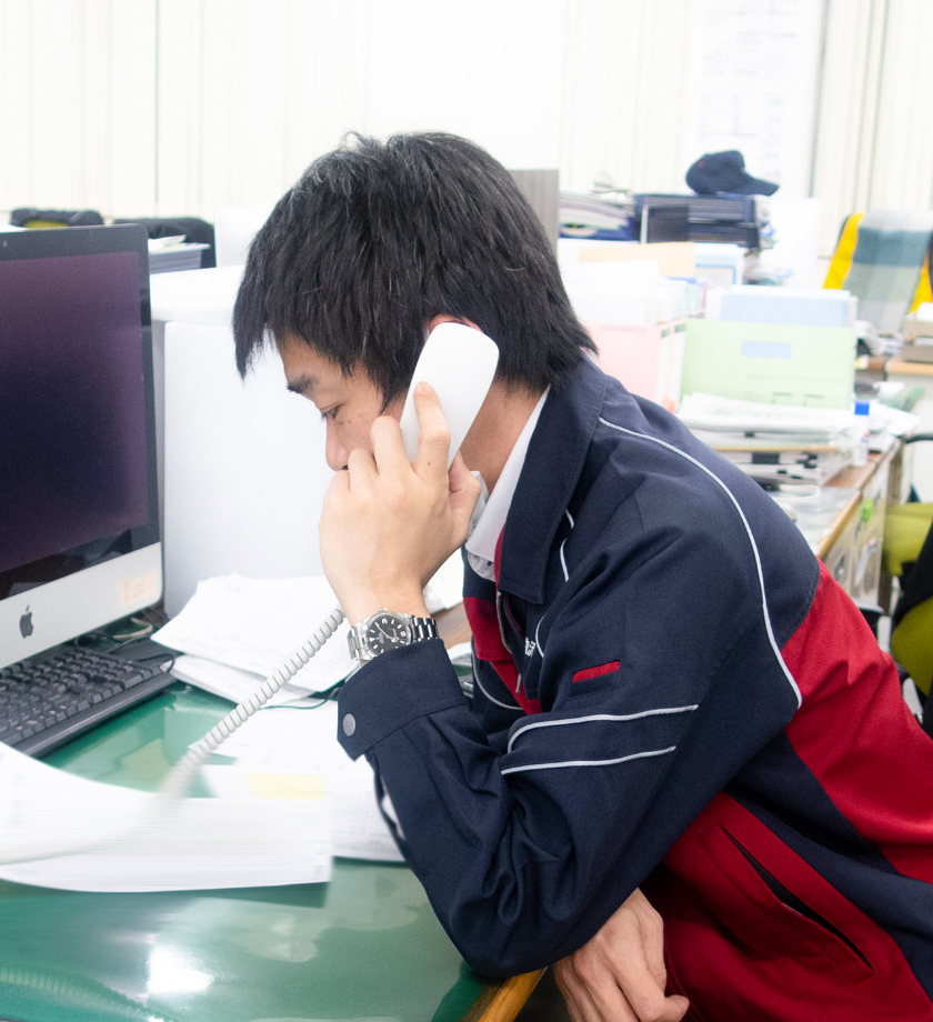 パソコンを操作する男性社員