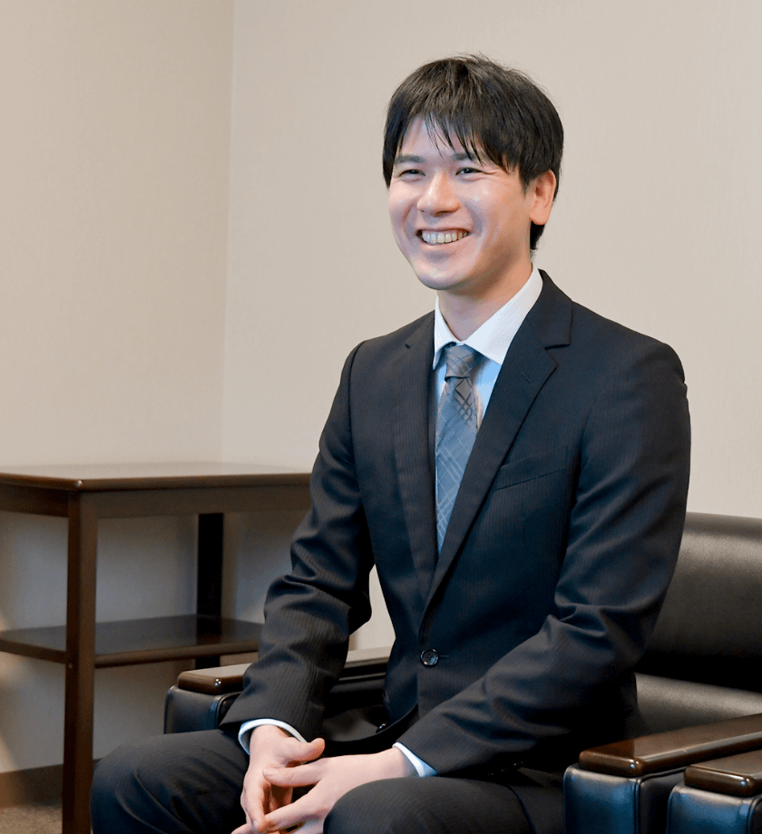 スーツを着た男性社員